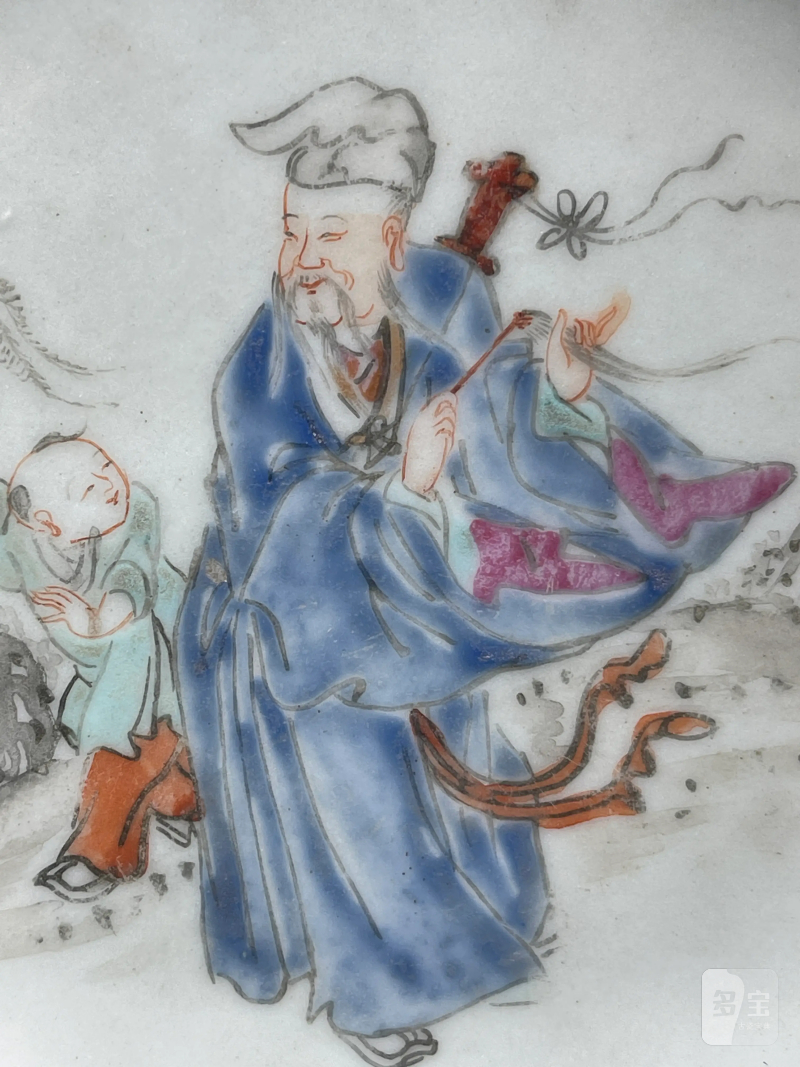 清乾隆 青釉粉彩神仙人物盘一对 - 图5